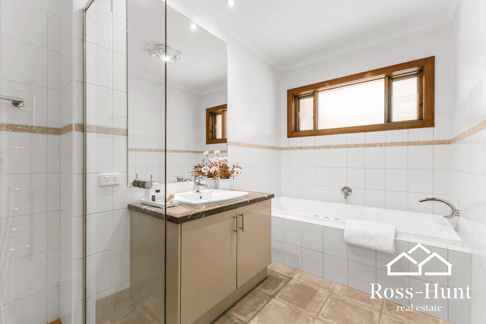 25 Casey Drive, BERWICK, VIC 3806
