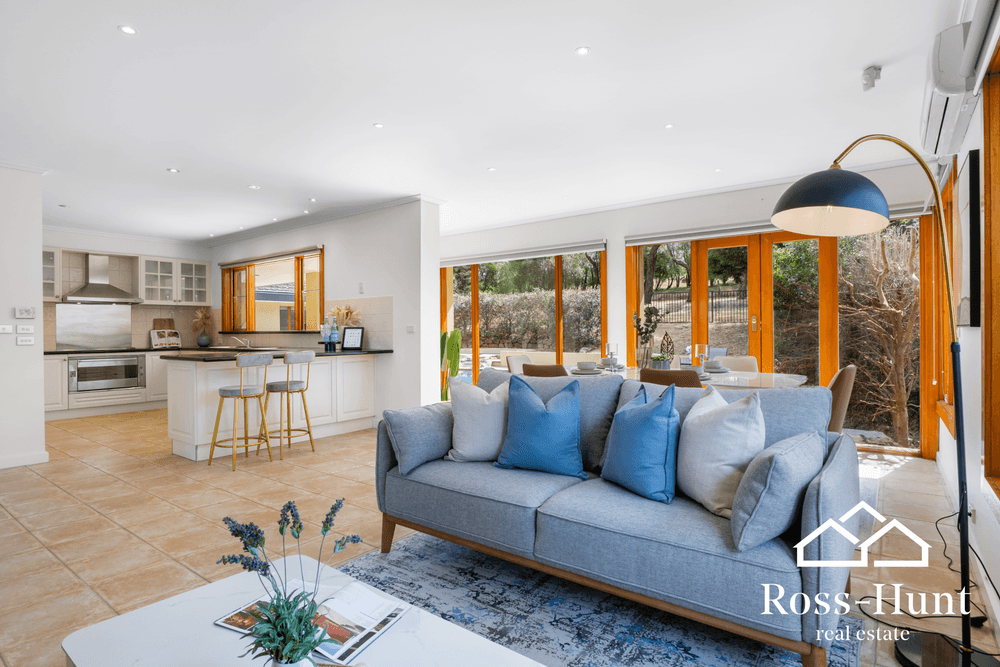 25 Casey Drive, BERWICK, VIC 3806