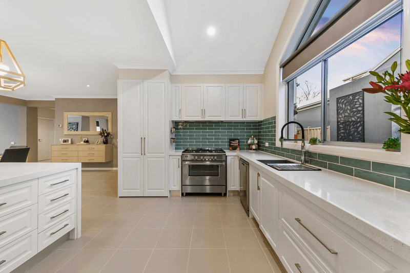 10 Catani Mews, CAROLINE SPRINGS, VIC 3023