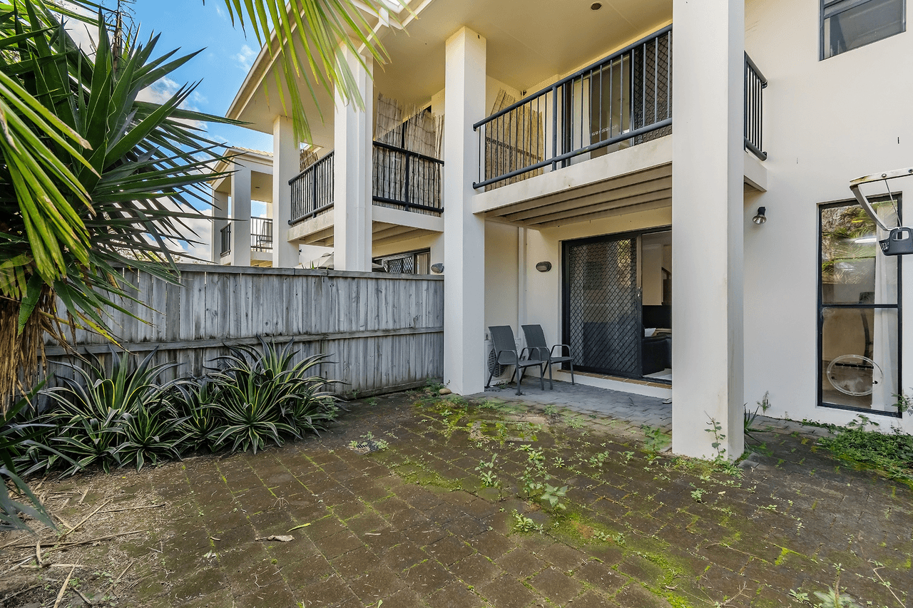 402/2 Gentian Drive, ARUNDEL, QLD 4214