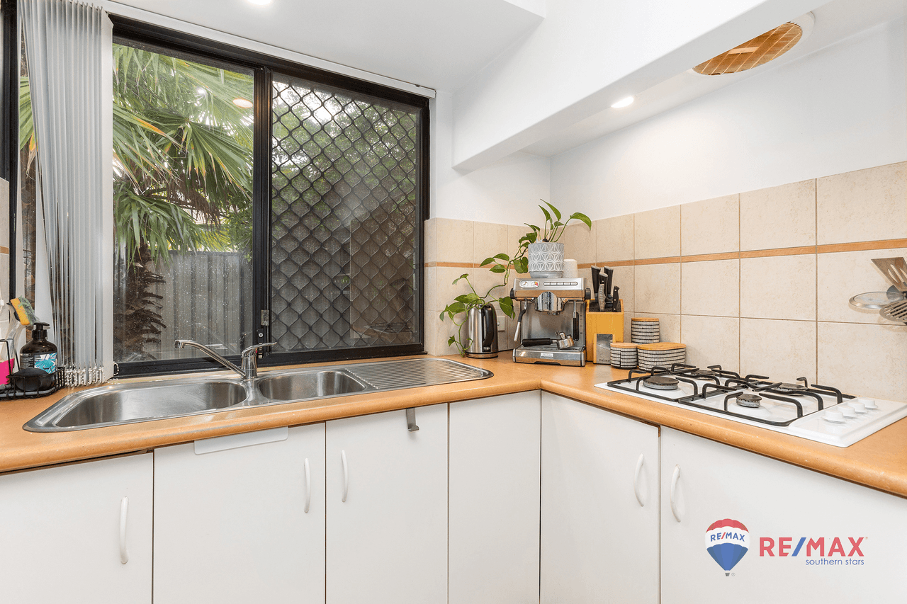 4C  Ball Place, Queens Park, WA 6107