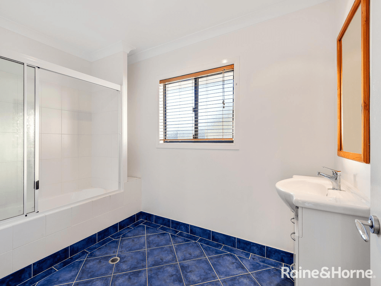 1 Cliftonville Place, REDLAND BAY, QLD 4165