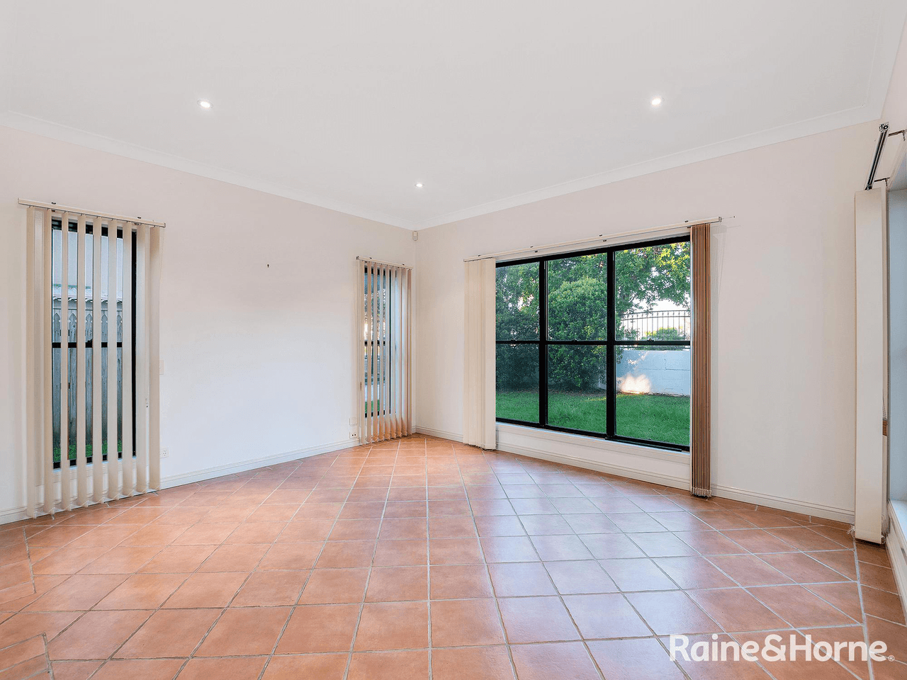 1 Cliftonville Place, REDLAND BAY, QLD 4165