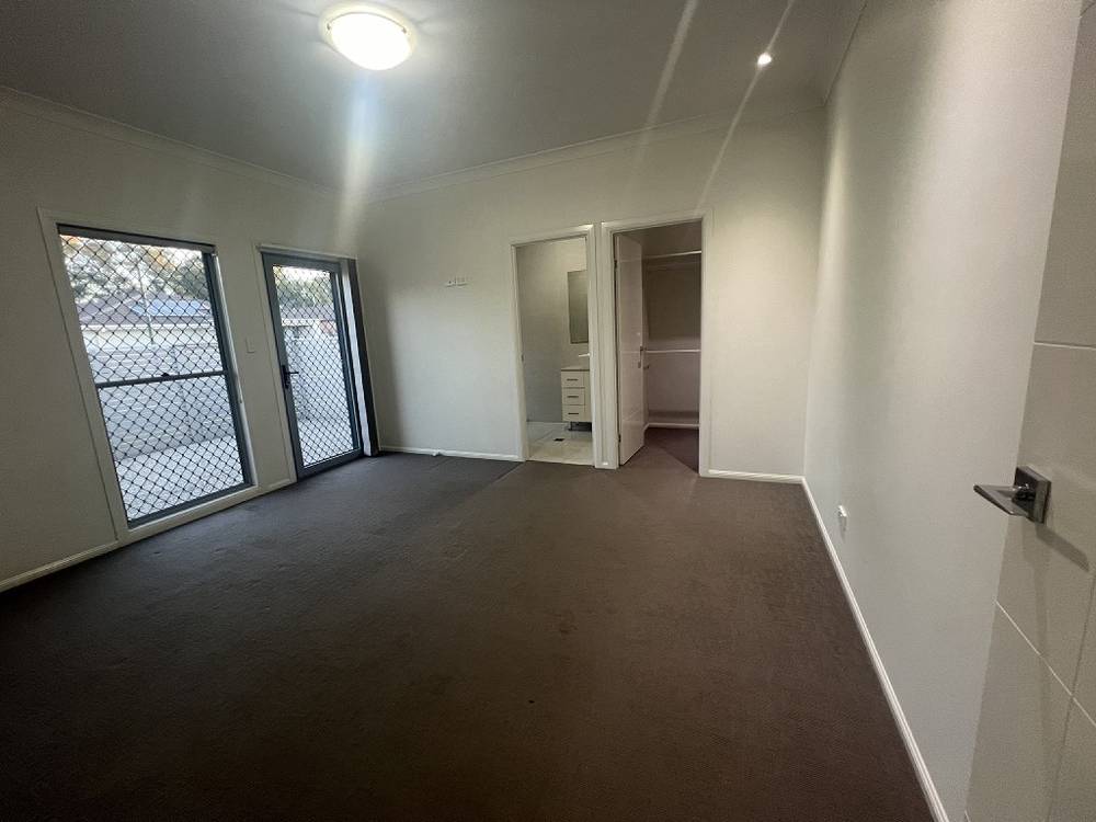 24 Fred Pham Cres, Doolandella, QLD 4077