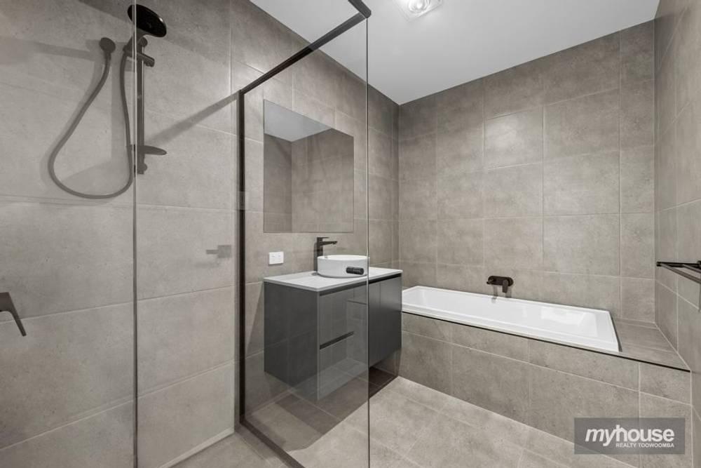 2/12 Guyana Court, DARLING HEIGHTS, QLD 4350