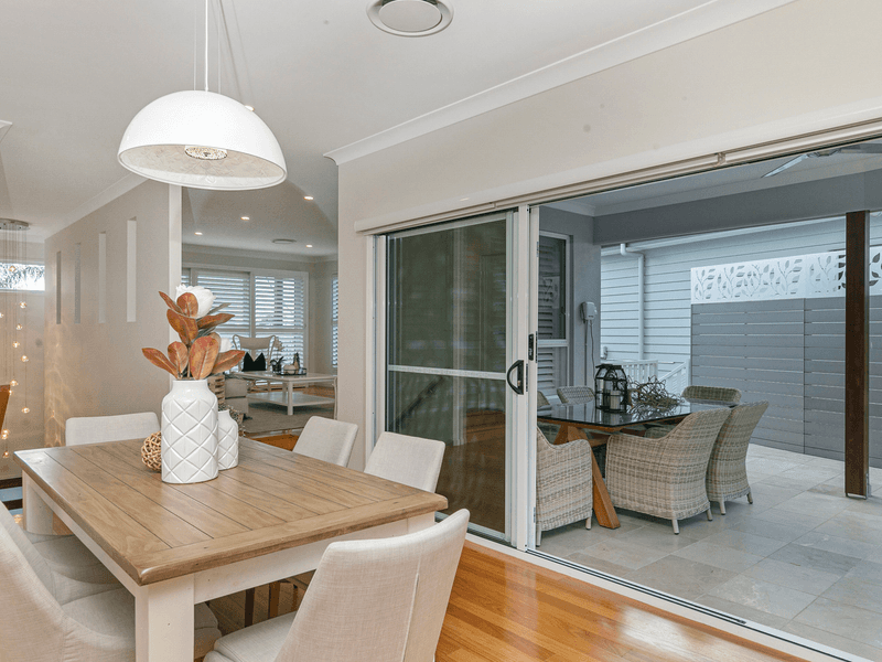 33 Love Street, HOLLAND PARK, QLD 4121