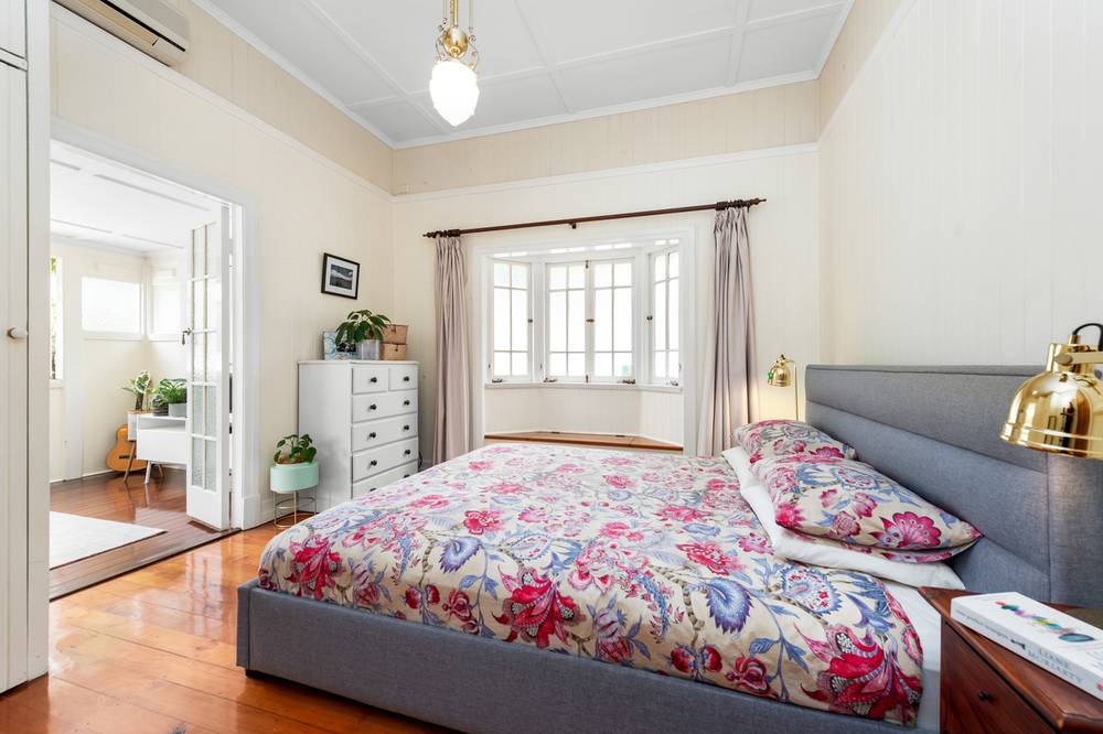 10 Barnes Avenue, Coorparoo, QLD 4151