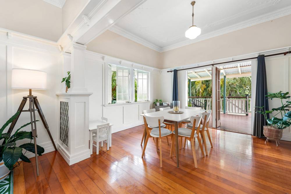 10 Barnes Avenue, Coorparoo, QLD 4151