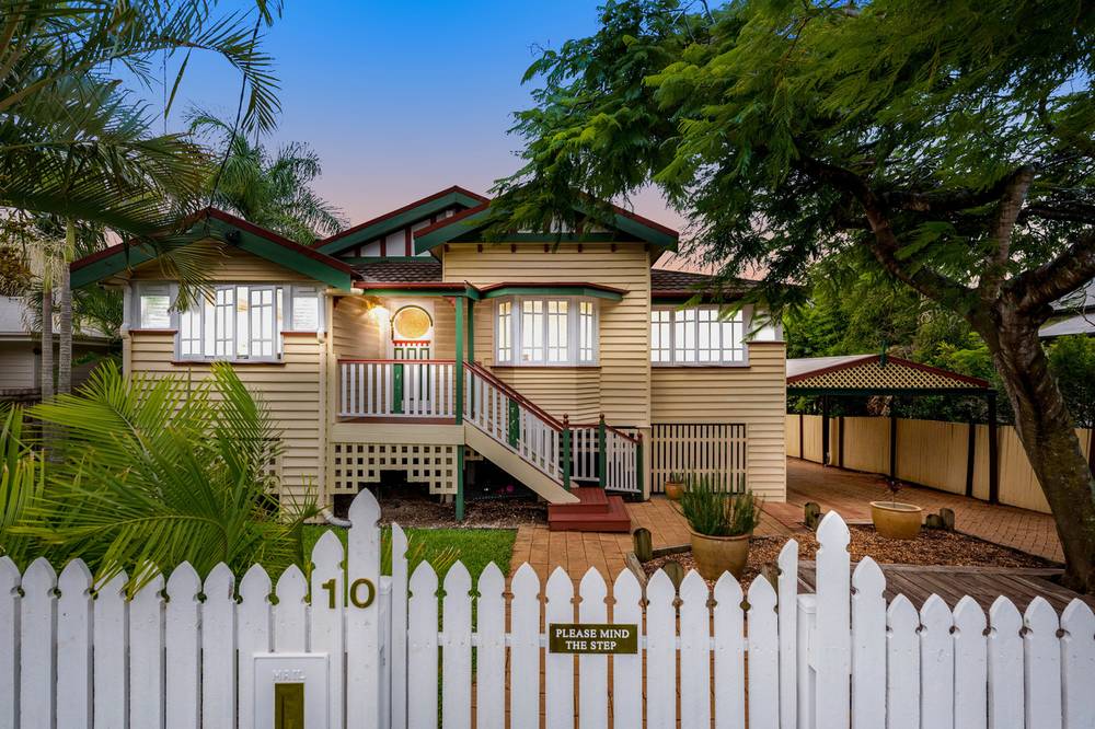 10 Barnes Avenue, Coorparoo, QLD 4151