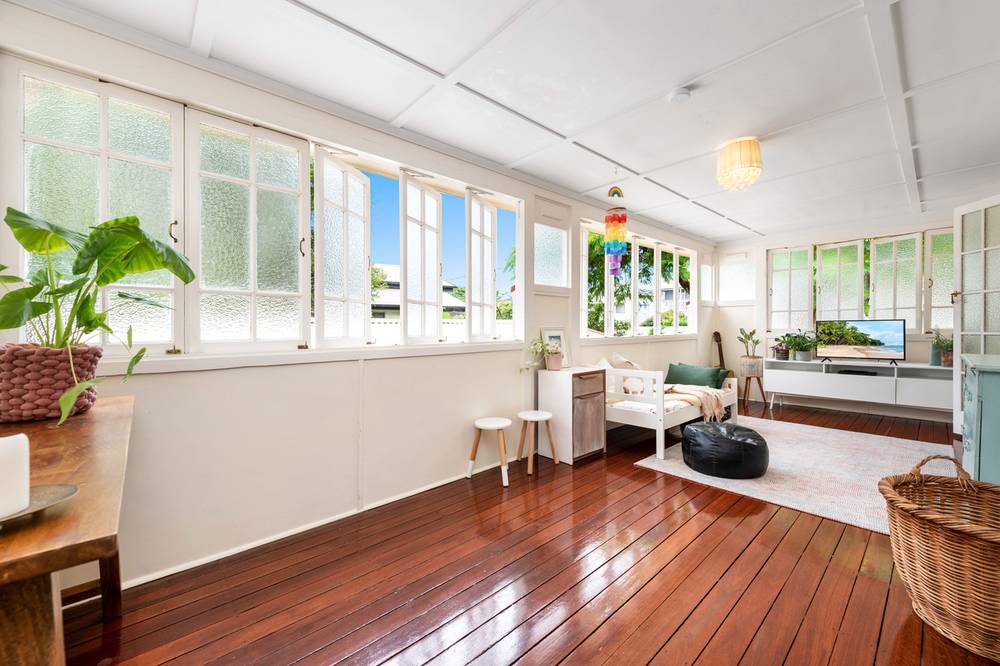 10 Barnes Avenue, Coorparoo, QLD 4151
