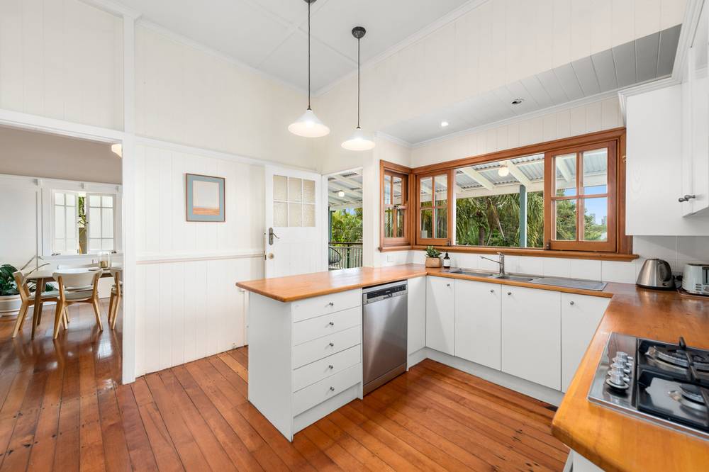 10 Barnes Avenue, Coorparoo, QLD 4151