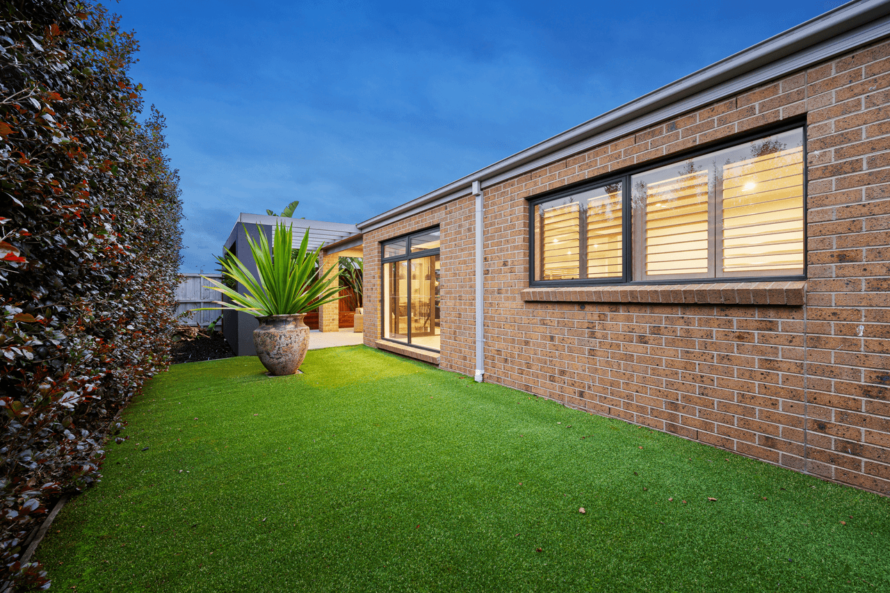 9 Littleshore Crescent, CLYDE NORTH, VIC 3978