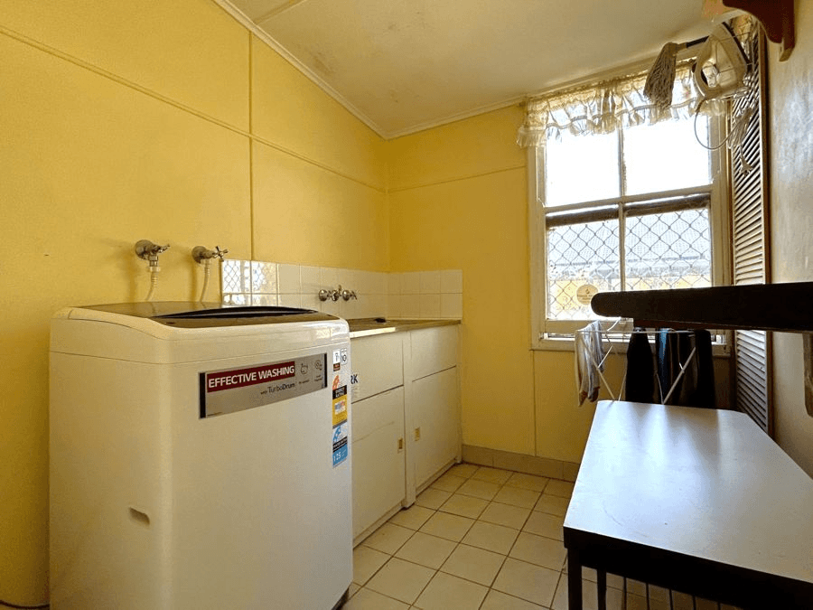 Room 2/130 Ruthven Street, HARLAXTON, QLD 4350