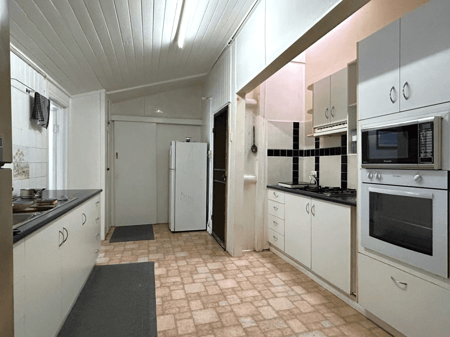 Room 2/130 Ruthven Street, HARLAXTON, QLD 4350