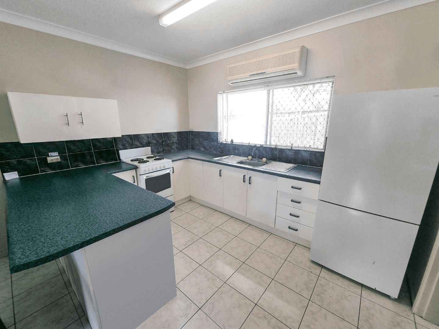 2/11 Ingham Court, MOOROOBOOL, QLD 4870