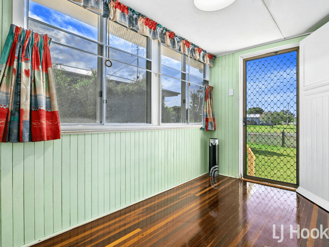 11 Pine Street, TORQUAY, QLD 4655