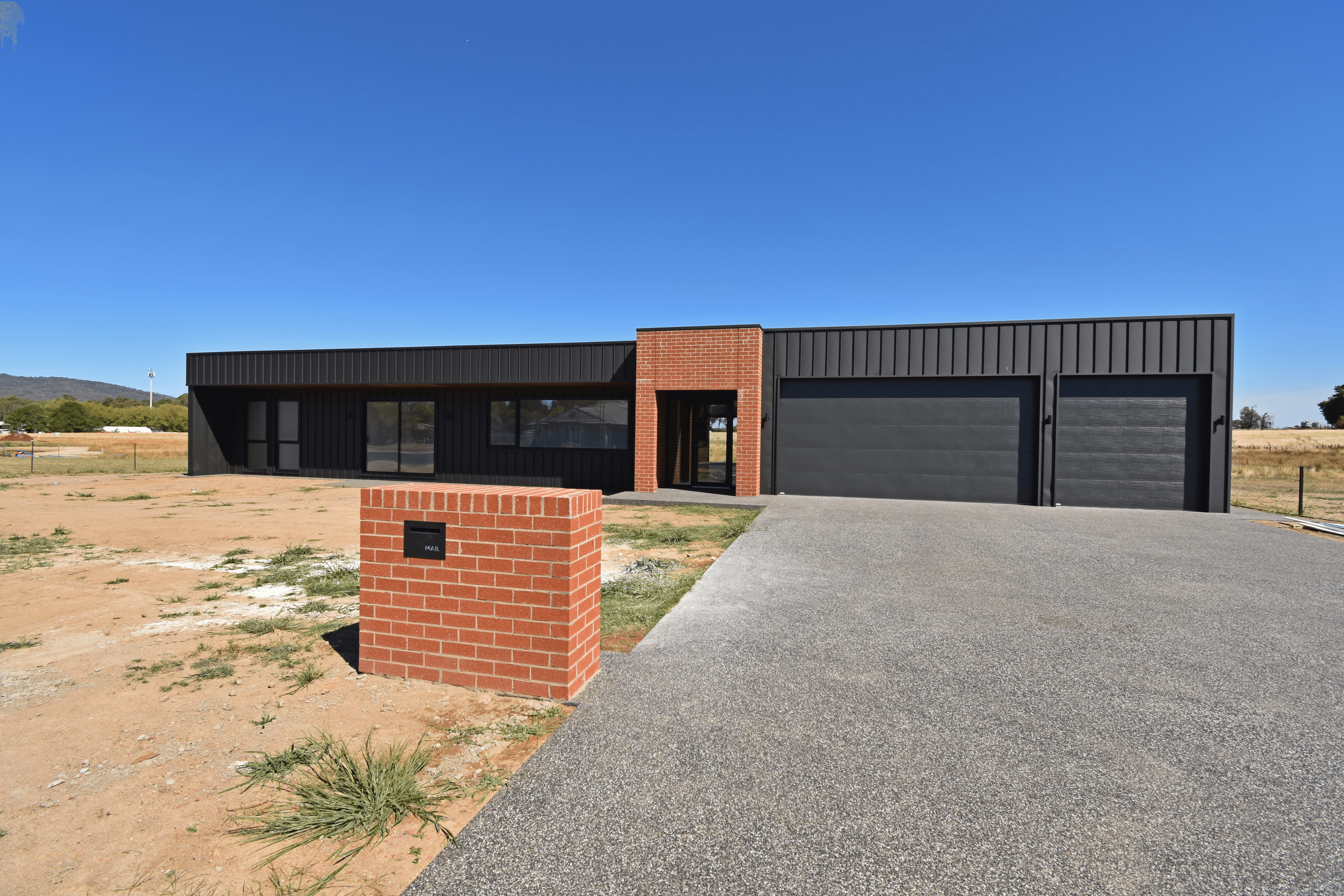 8 LEONARD COURT, BEECHWORTH, VIC 3747