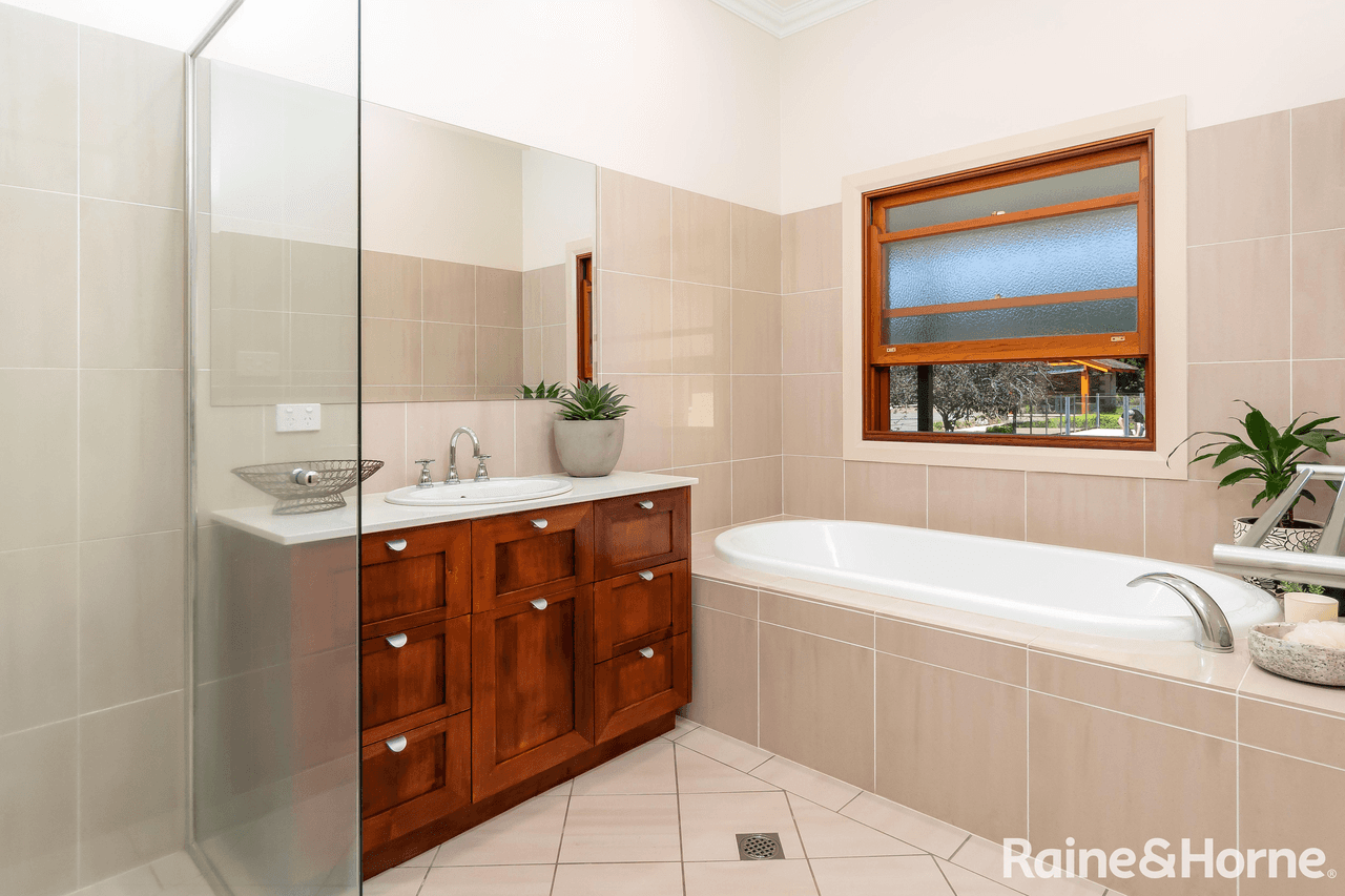 5 Tamarind Place, LAKE ALBERT, NSW 2650