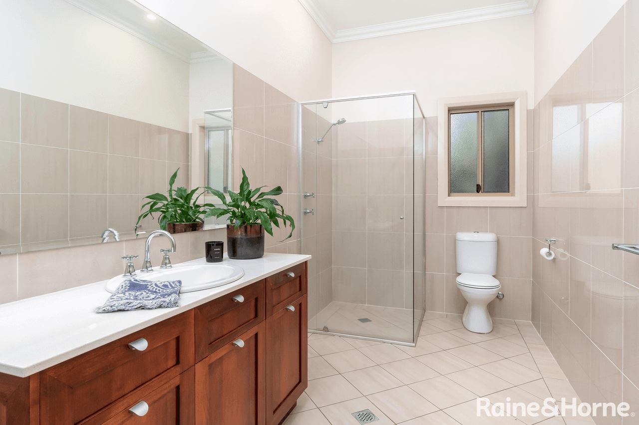 5 Tamarind Place, LAKE ALBERT, NSW 2650