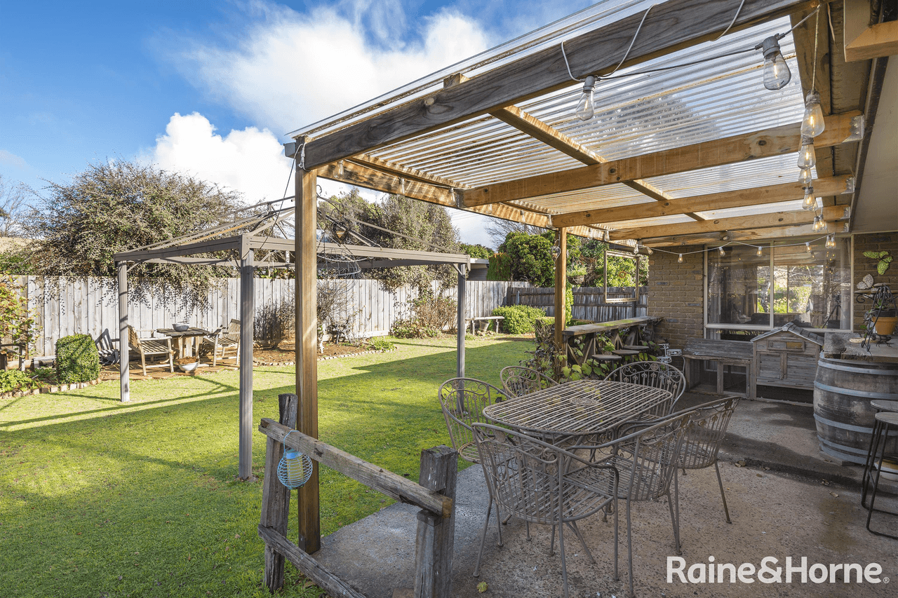 32 Stuart Drive, WOODEND, VIC 3442