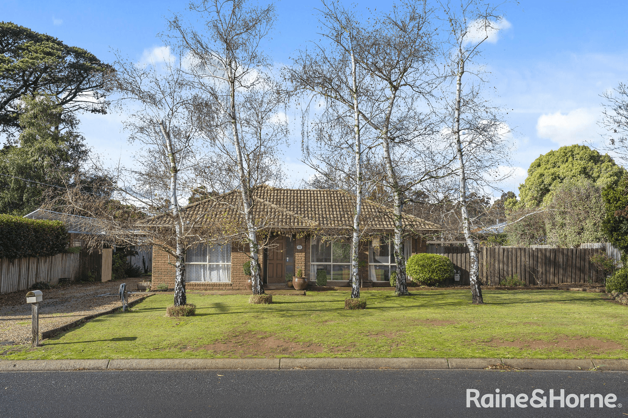 32 Stuart Drive, WOODEND, VIC 3442