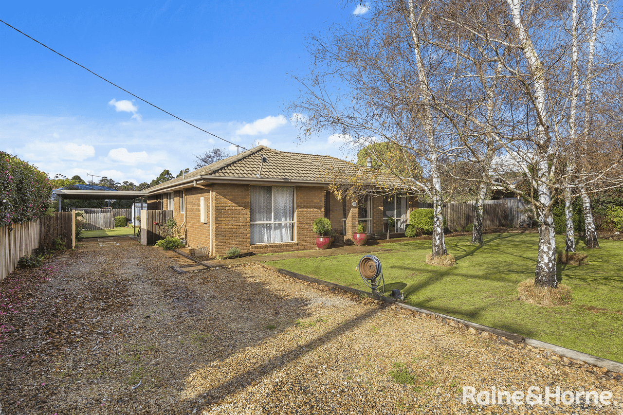 32 Stuart Drive, WOODEND, VIC 3442