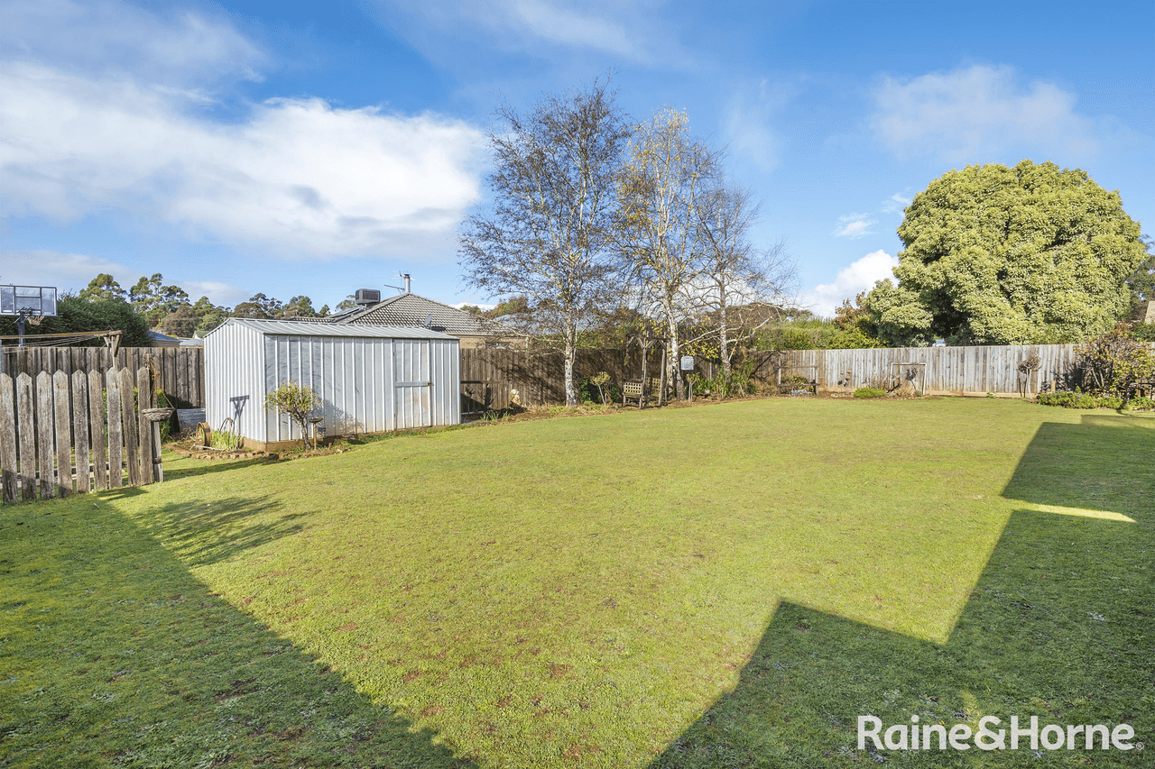 32 Stuart Drive, WOODEND, VIC 3442