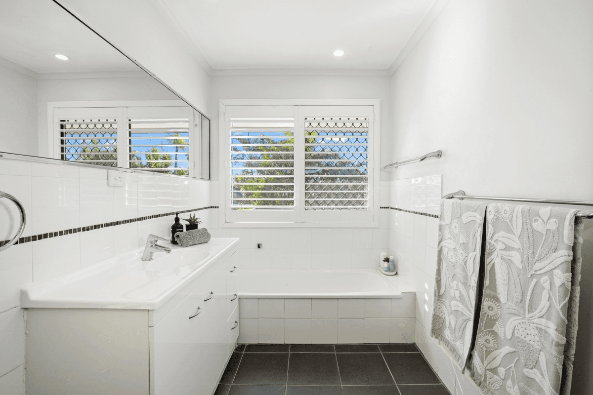 15 Honeyeater Drive, Burleigh Waters, QLD 4220