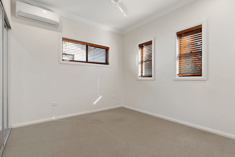 2/243 Torquay Terrace, TORQUAY, QLD 4655