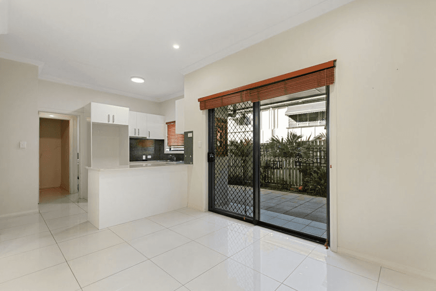 2/243 Torquay Terrace, TORQUAY, QLD 4655