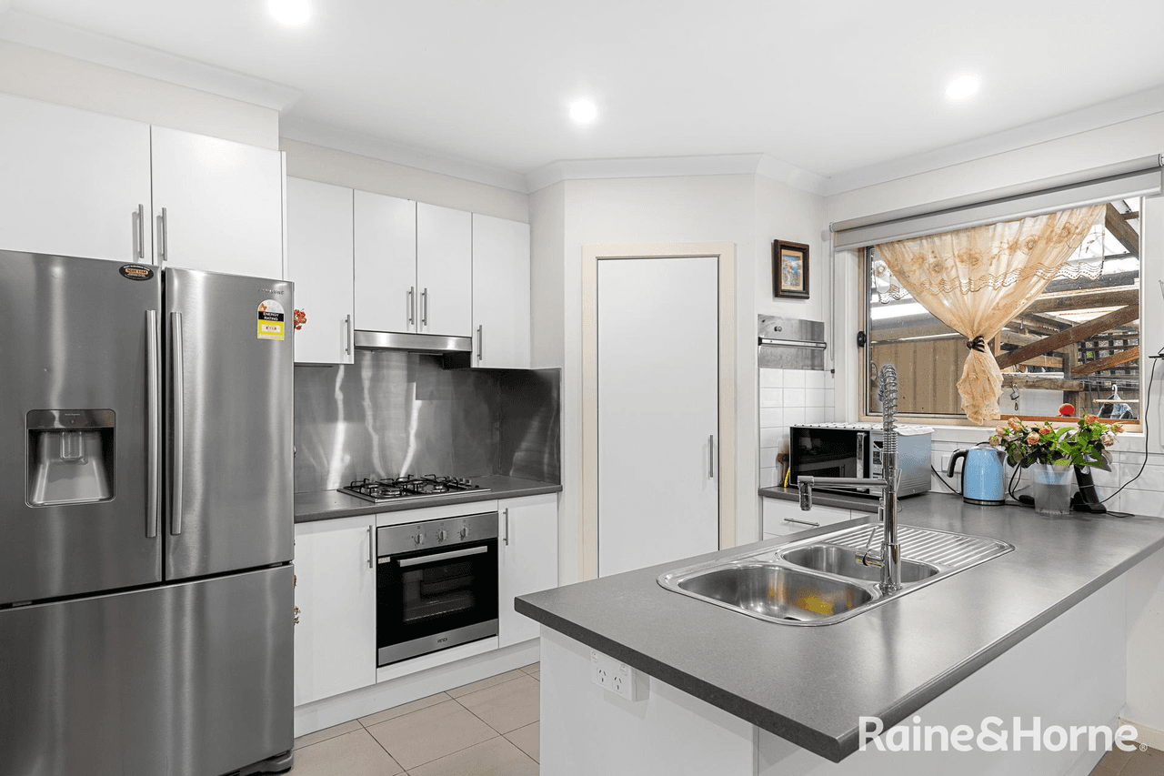 2/12 Montasell Avenue, DEER PARK, VIC 3023