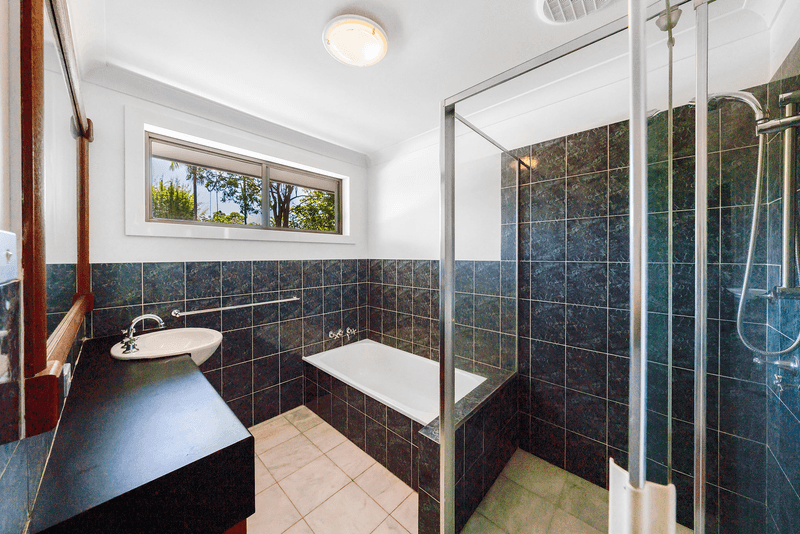 2 Tomanbil Terrace, ASHMORE, QLD 4214