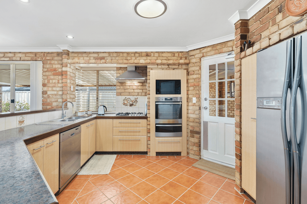 21 Stradbroke Place, BALLAJURA, WA 6066