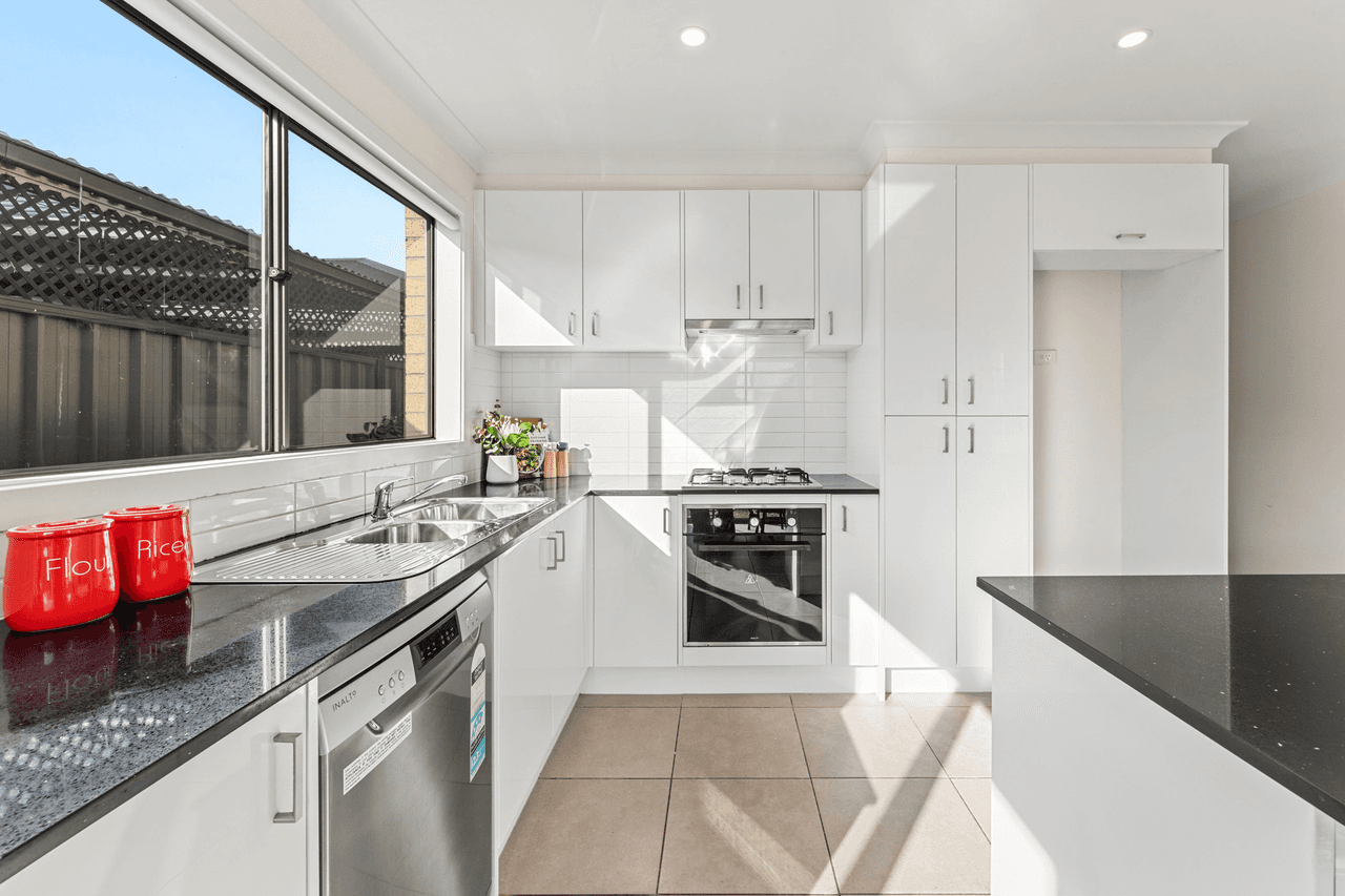 8 Naso Place, CLYDE NORTH, VIC 3978