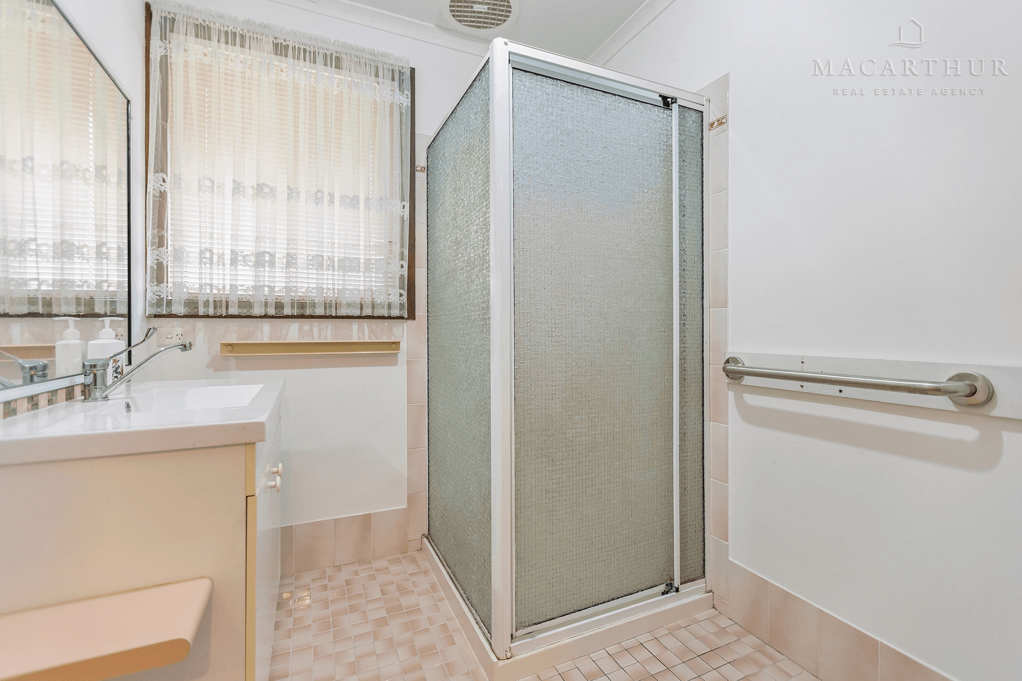 1/2 Leena Place, Wagga Wagga, NSW 2650