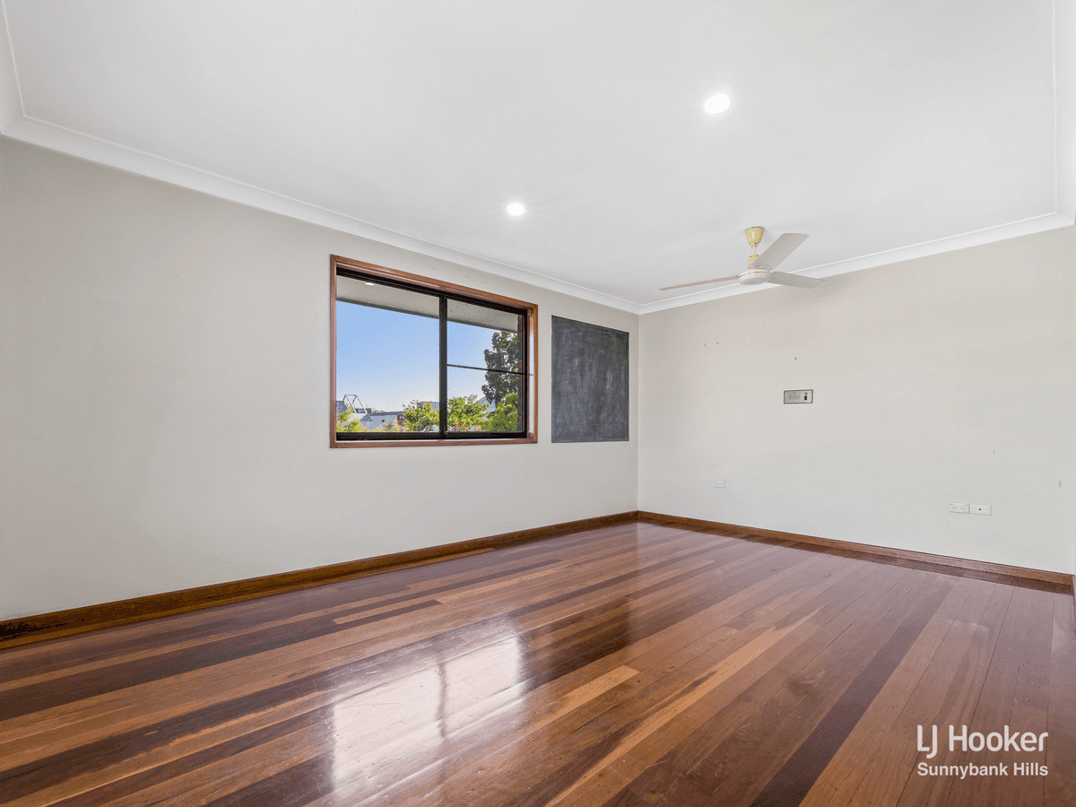 10 Cosmic Street, ROBERTSON, QLD 4109