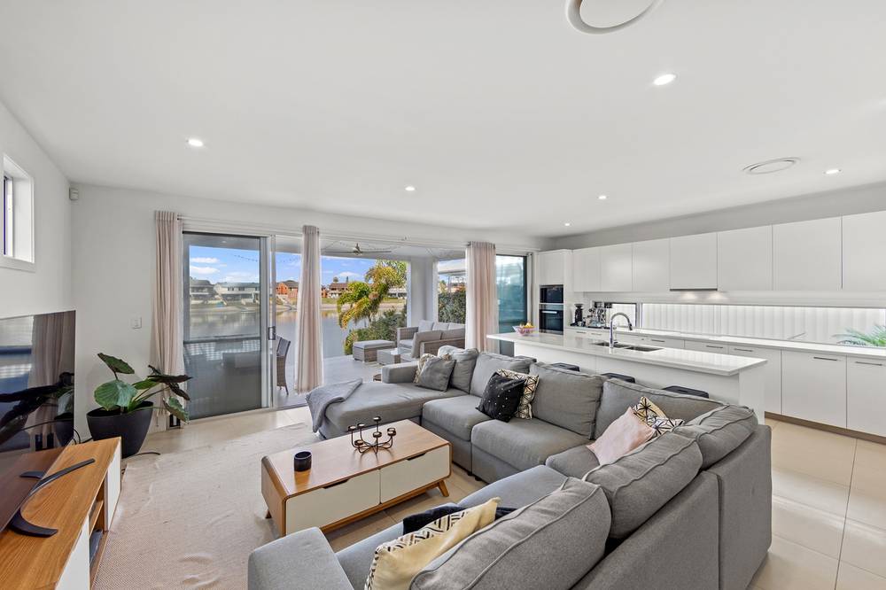 2/44 Sailaway Street, MERMAID WATERS, QLD 4218