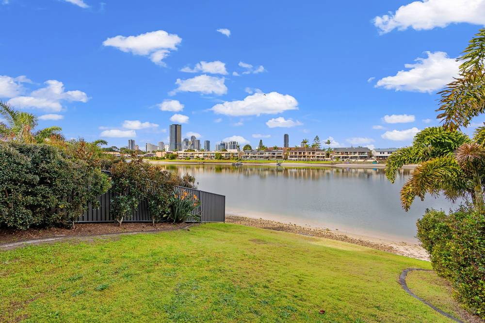 2/44 Sailaway Street, MERMAID WATERS, QLD 4218