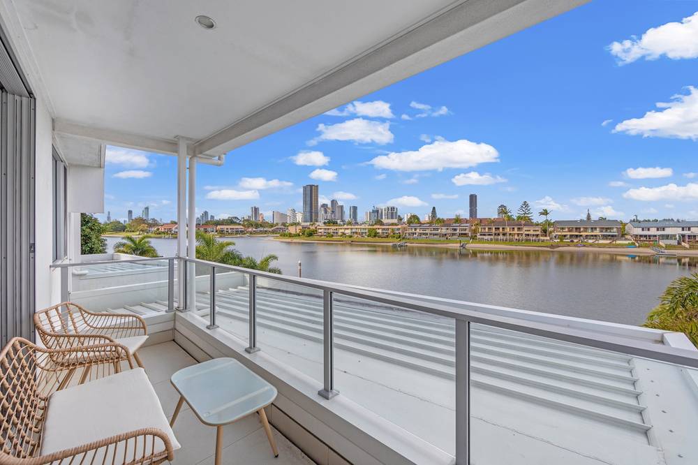 2/44 Sailaway Street, MERMAID WATERS, QLD 4218