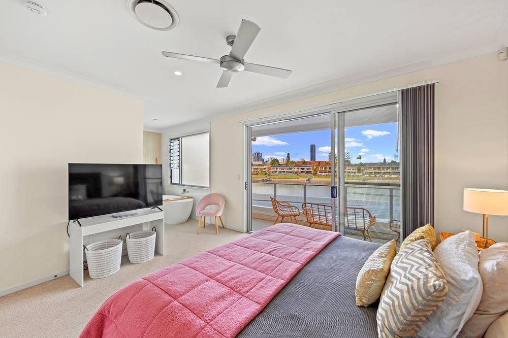 2/44 Sailaway Street, MERMAID WATERS, QLD 4218