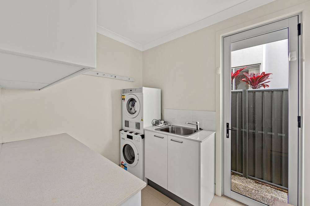 2/44 Sailaway Street, MERMAID WATERS, QLD 4218
