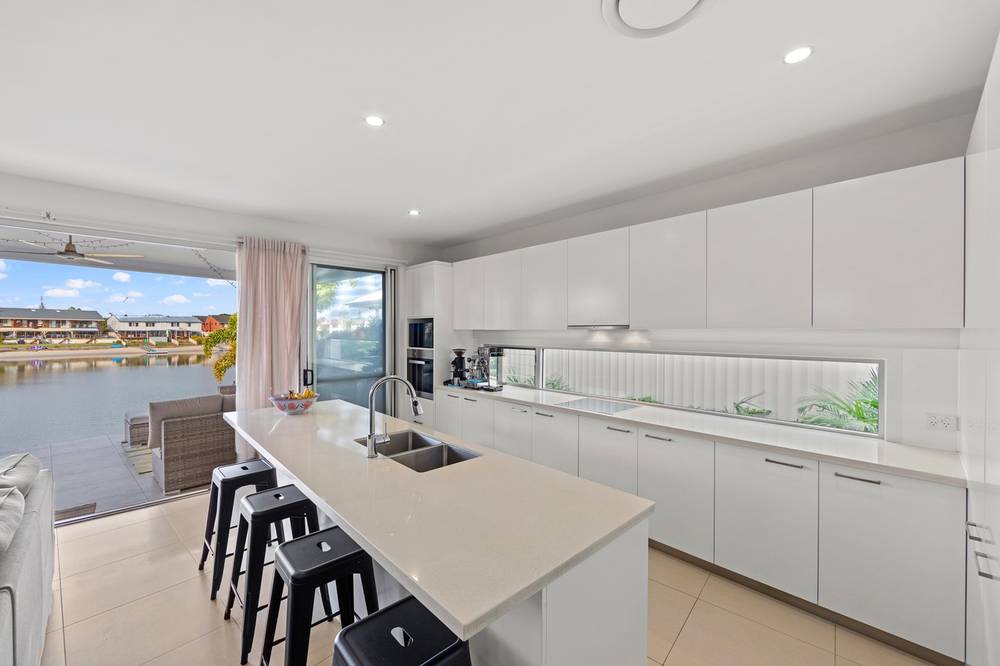 2/44 Sailaway Street, MERMAID WATERS, QLD 4218