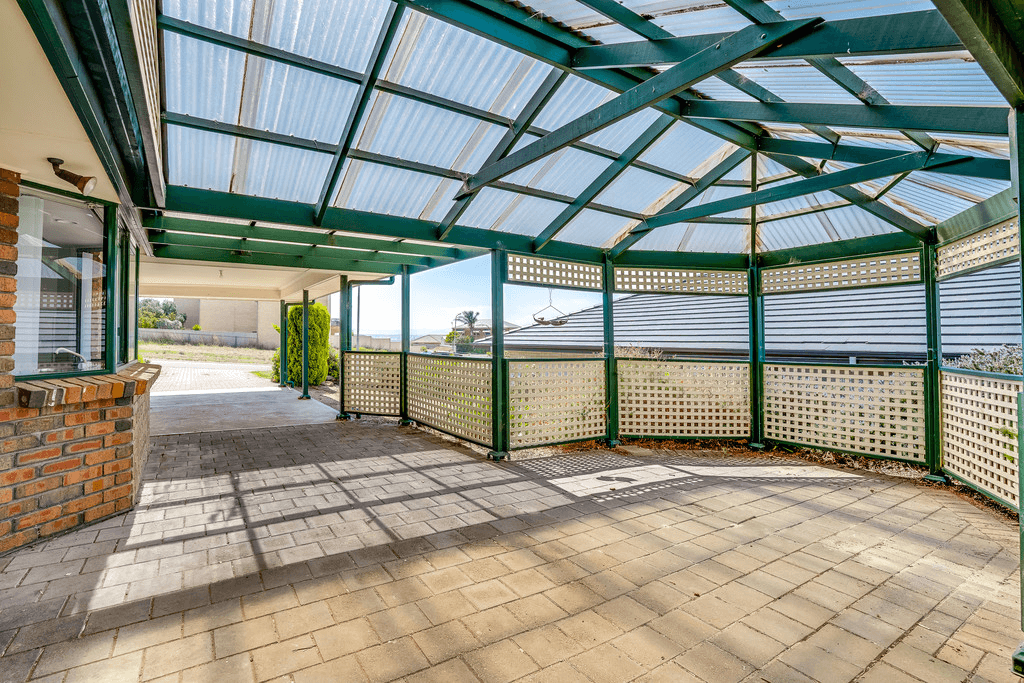 11 MINNAMOORA Court, ENCOUNTER BAY, SA 5211