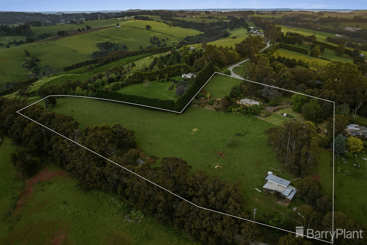 165 Mountain Road, Cockatoo, VIC 3781