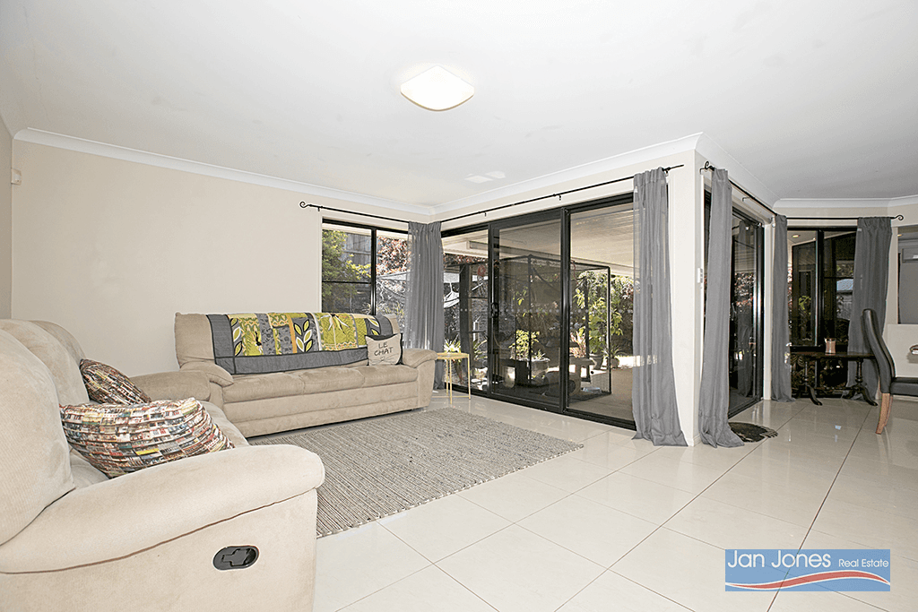 18 Dotterel Cres, North Lakes, QLD 4509