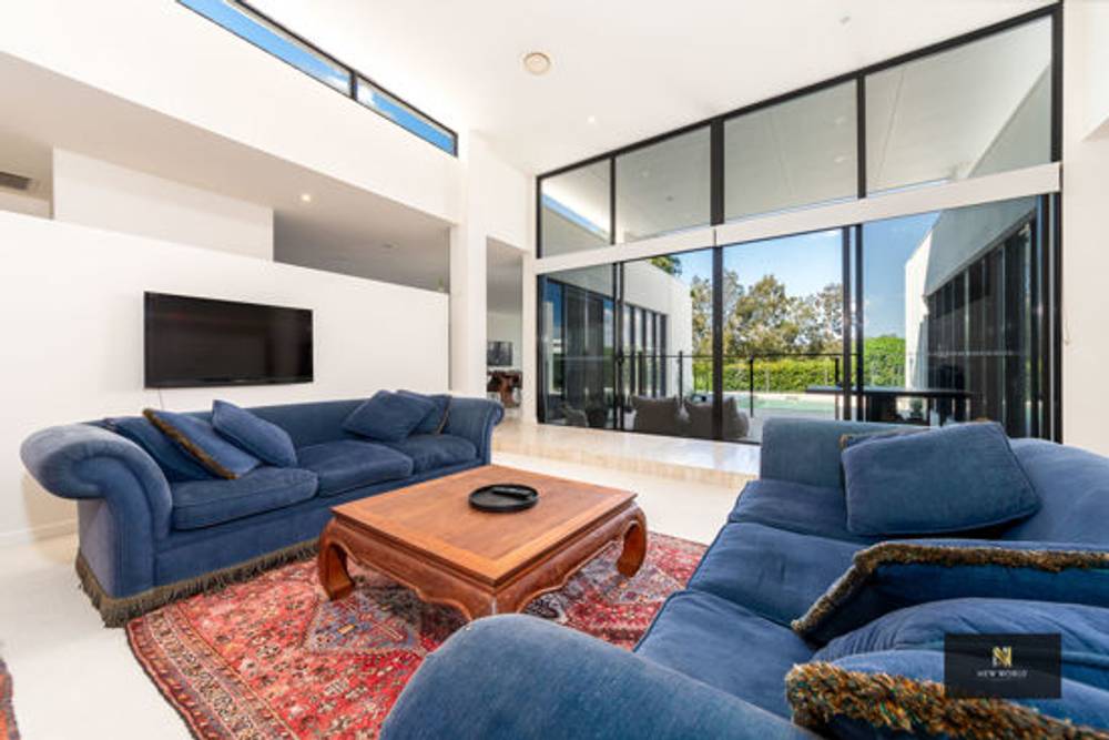 2 The Dress Circle, BENOWA, QLD 4217