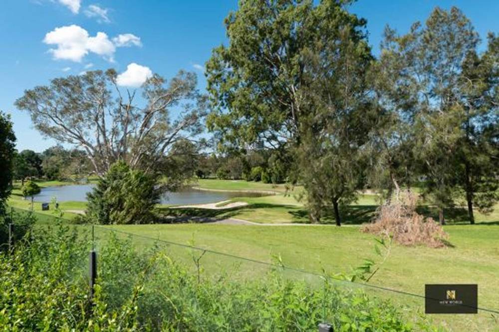 2 The Dress Circle, BENOWA, QLD 4217