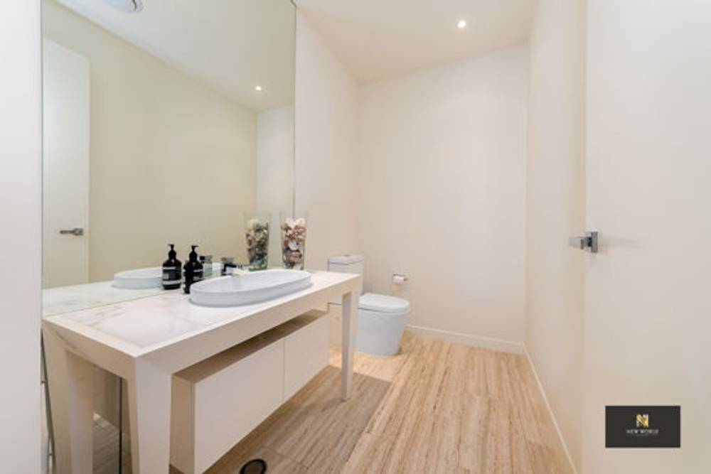 2 The Dress Circle, BENOWA, QLD 4217