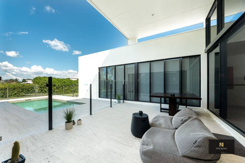 2 The Dress Circle, BENOWA, QLD 4217