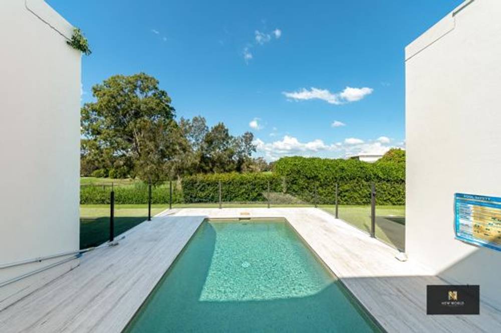 2 The Dress Circle, BENOWA, QLD 4217